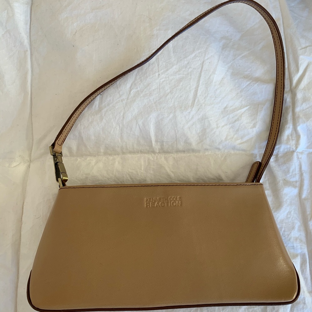 Kenneth Cole Reaction Tan shoulder bag. Great cond